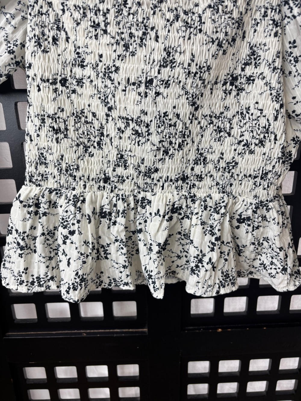 🤍 Lulu’s Smocked Peplum Top Women's Small Black White Floral Puff Sleeve NWT 🤍 - Picture 6 of 12